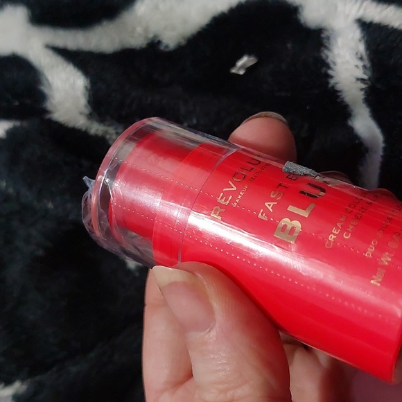 Makeup Revolution Blush New in Bloom - Picture 2 of 3